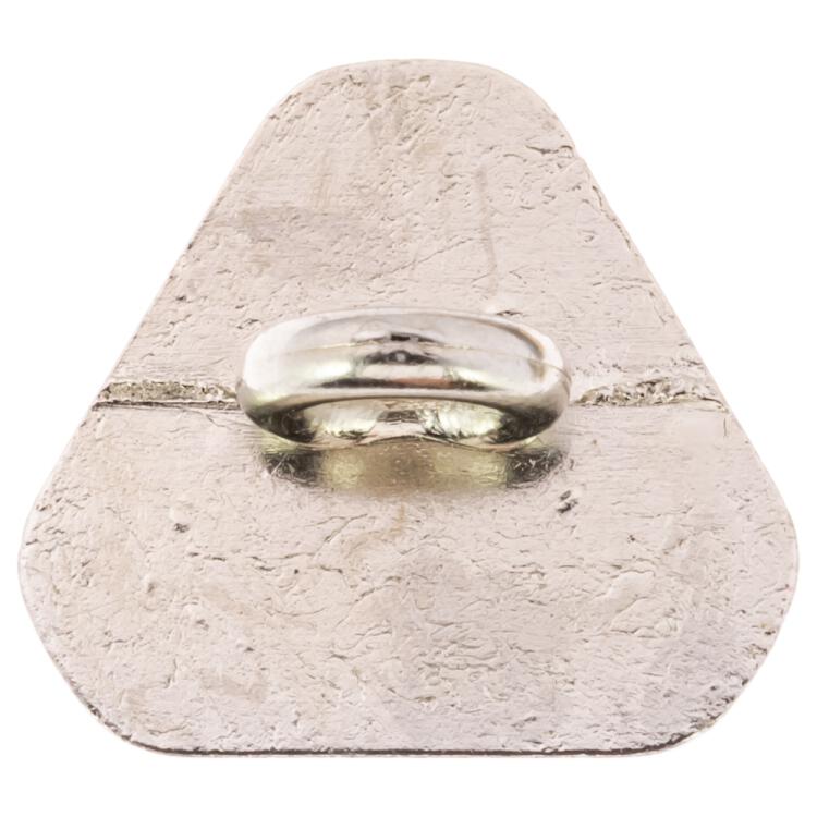 Dreieckiger Blusenknopf aus Metall in Silber mit filigranem Zickzack-Muster