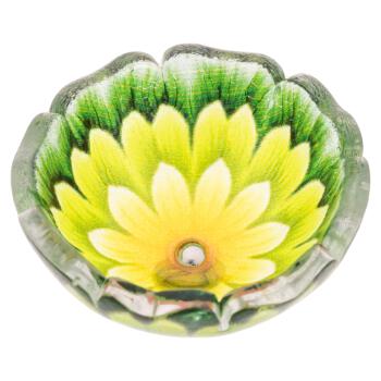 Grüner Kunststoffknopf in Blumenform geschüsselt mit Metallöse