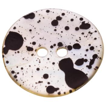 Perlmuttknopf bespritzt mit schwarzer Farbe