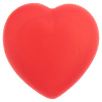 Roter Kunststoffknopf in Herzform