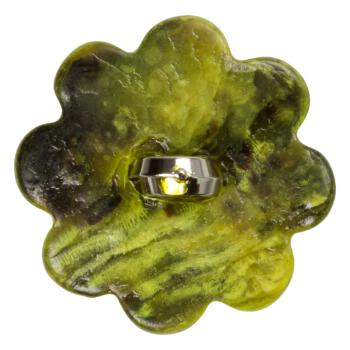 Perlmuttknopf Blumenform grün gefärbt mit Ziereinsatz