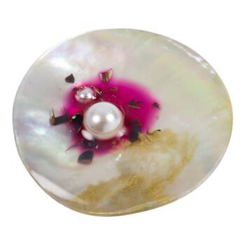 Extravaganter Perlmuttknopf mit Perle