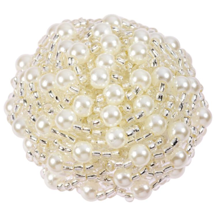 Zierknopf bestickt mit weißen Perlenkettchen