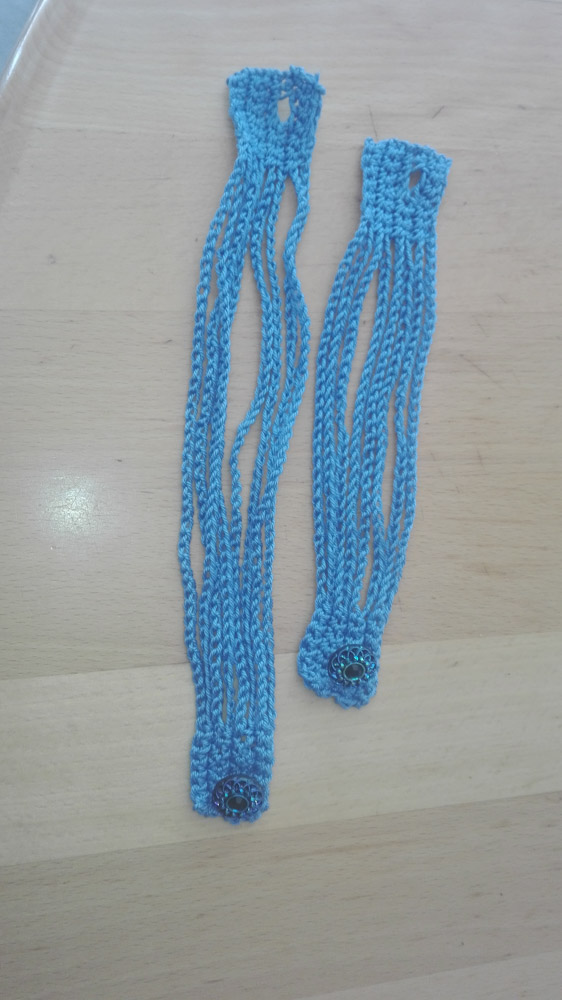 Strickband mit Glasknoepfen  mit Chatonstein und edlem Muster in Blau - Schwarz1.jpg