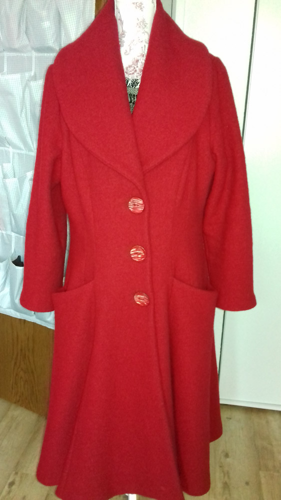 Mantel mit handbemalten Kokosnussknoepfen mit welliger Oberfläche in Rot-Beige.jpg