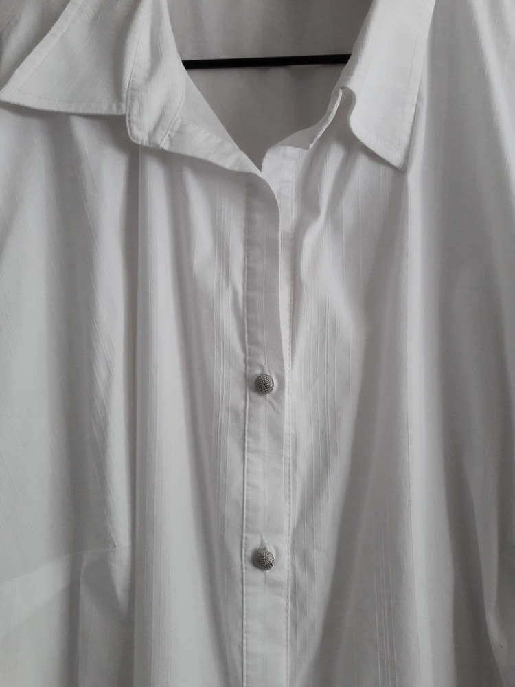 Bluse mit Kunststoffknoepfen in Silber (Metalloptik) mit feinem Muster.jpg