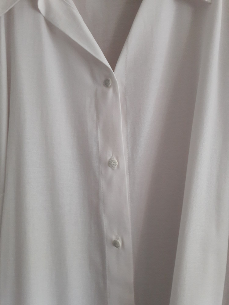 Bluse mit Kunststoffknoepfen in Weiß mit Wellenmuster und Silber-Glitzer.jpg