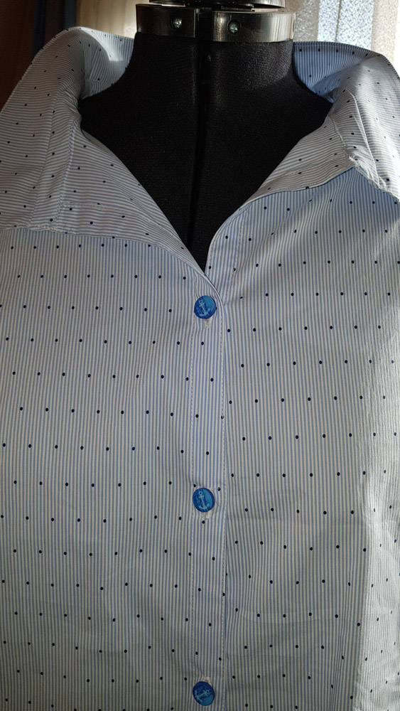 Bluse mit Maritimer Kunststoffknoepfen in Blau in Used-Optik mit Anker-Motiv1.jpg