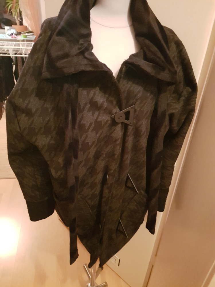 Mantel mit besonderem Verschluss aus Kunststoff zweiteilig in Schwarz.jpg