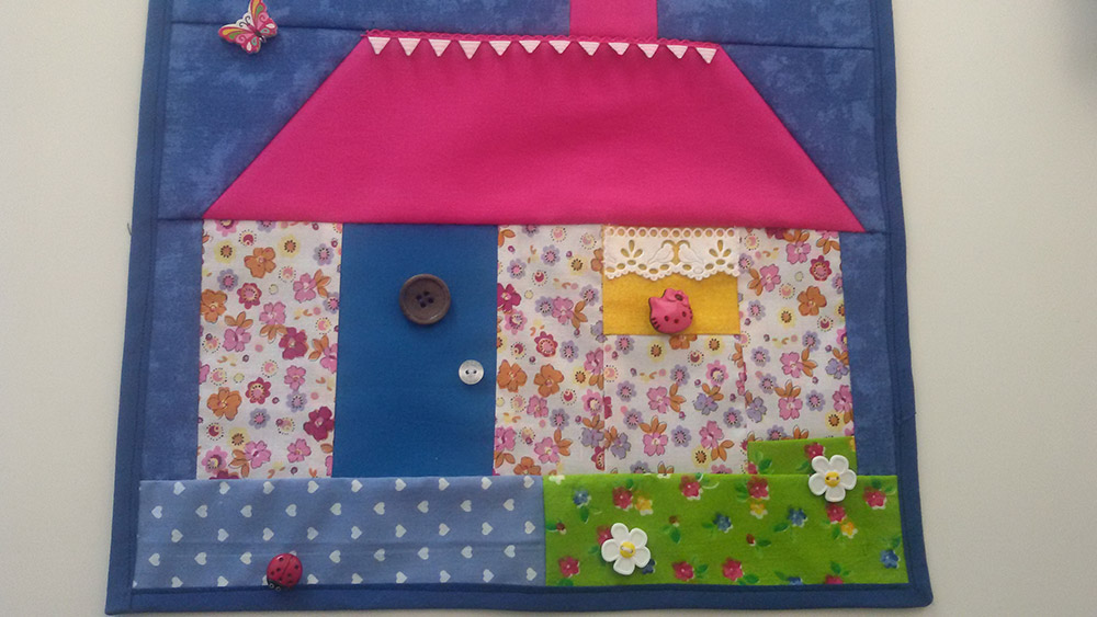 Patchwork-Wandbehang-mit-Kinderknoepfen-Hello-Kitty-in-Pink-(1).jpg