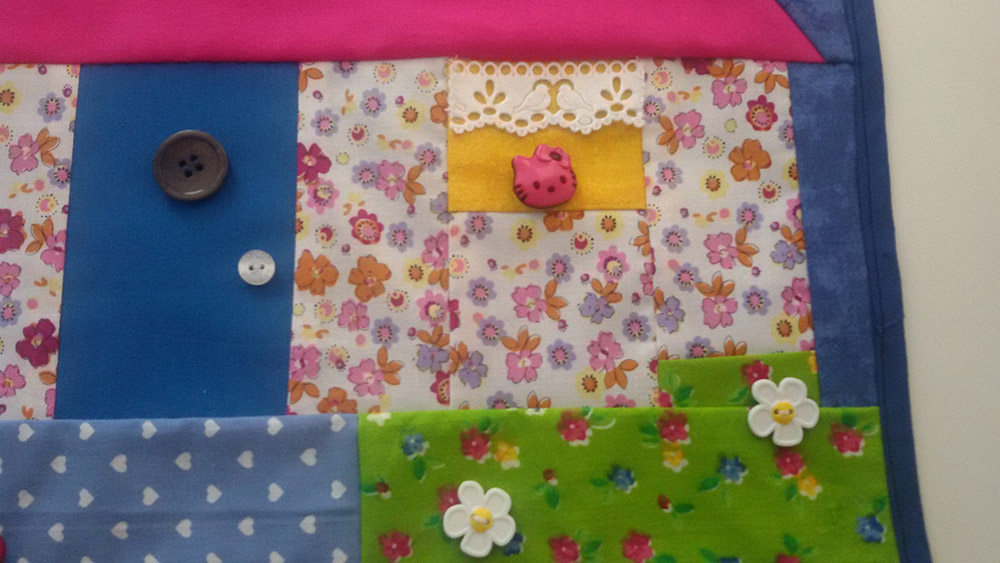 Patchwork-Wandbehang-mit-Kinderknoepfen-Hello-Kitty-in-Pink-(3).jpg