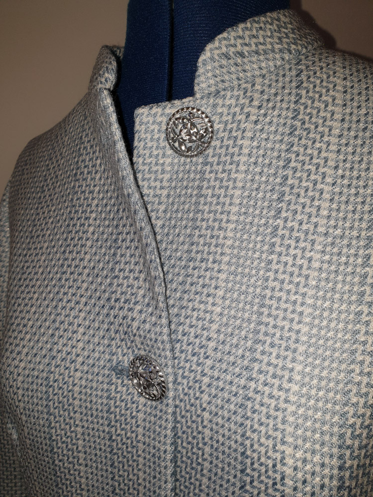 Mantel mit Zierknopf aus Kunststoff in Silber metallisiert mit floralem Muster 5.jpg