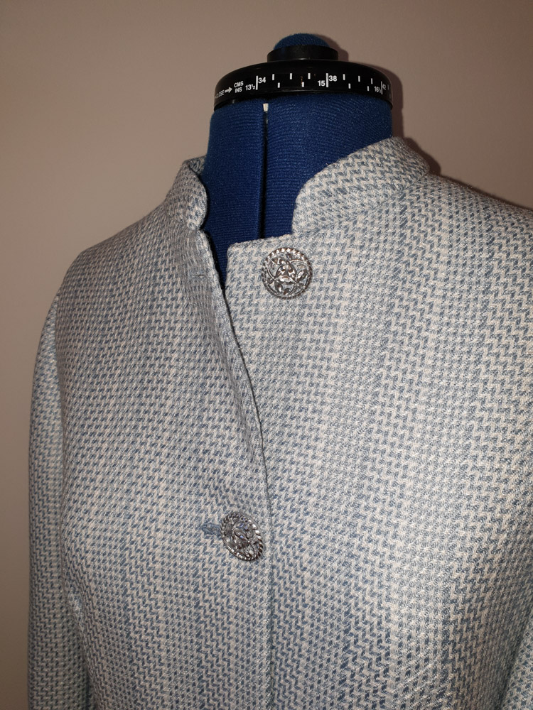 Mantel mit Zierknopf aus Kunststoff in Silber metallisiert mit floralem Muster3.jpg