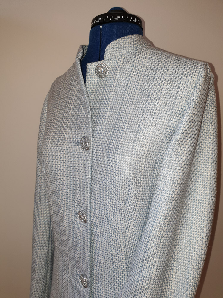 Mantel mit Zierknopf aus Kunststoff in Silber metallisiert mit floralem Muster6.jpg