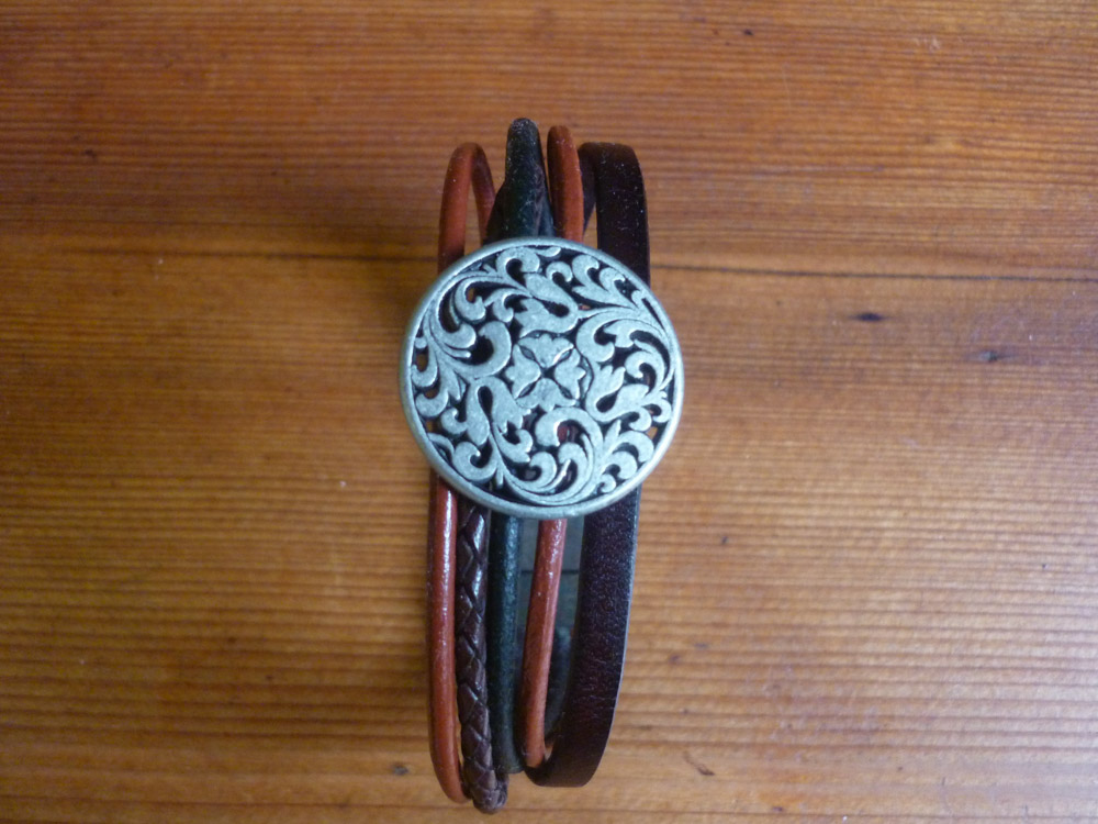 Armband mit Metallknopf mit floralem Durchbruchmotiv in Silber.jpg