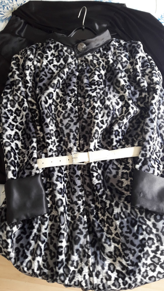 Mantel in Felloptik mit Metallknopf in Titangrau mit zweifarbigen Strasssteinen1.jpg
