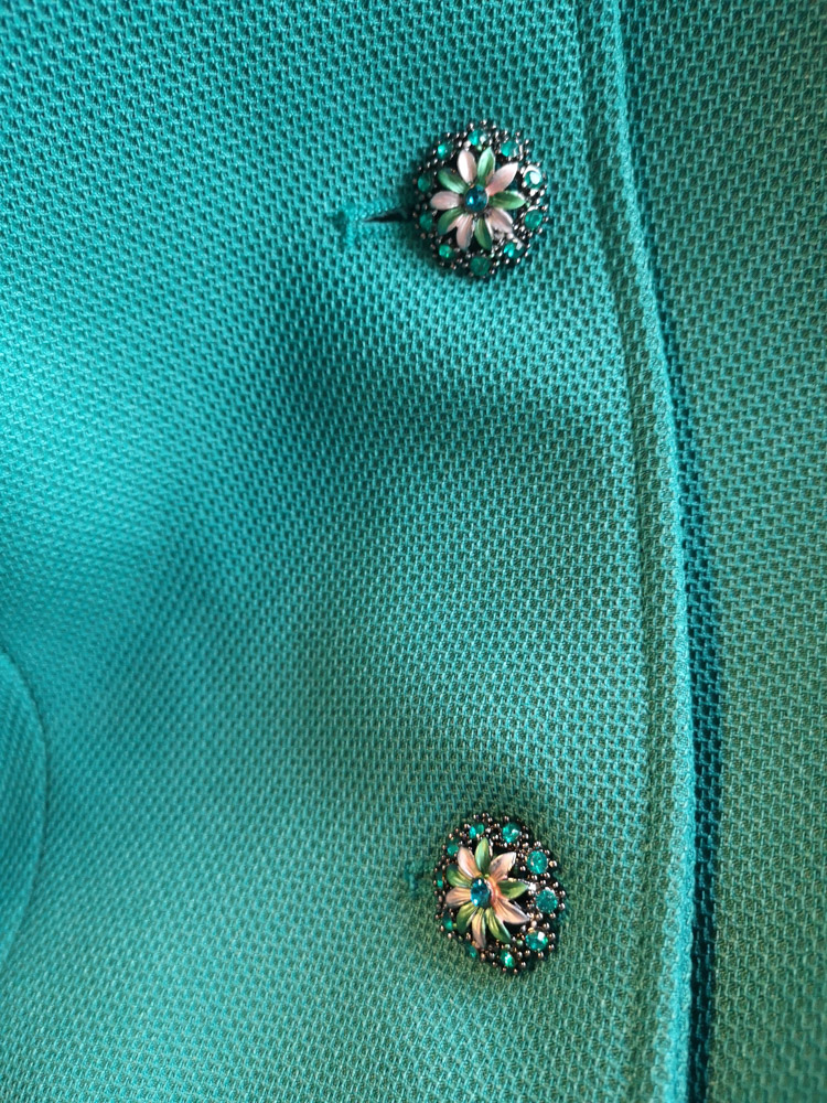 Mantel mit Zierknoepfen aus Metall in Blumenform in Rosa-Grün mit Strasssteinen1.jpg
