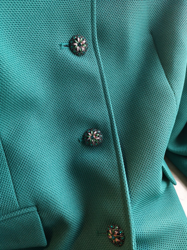 Mantel mit Zierknopf aus Metall in Blumenform in Rosa-Grün mit Strasssteinen.jpg