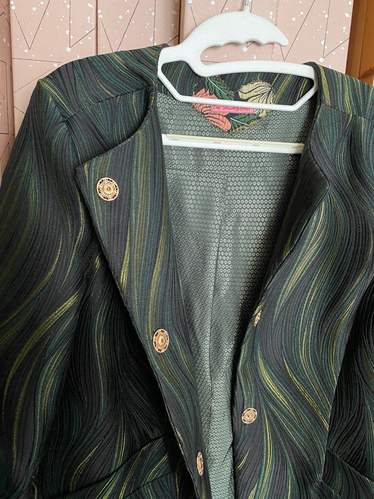 Grüner Mantel mit Metalldruckknoepfen mit filigranem Durchbruchmuster in Gold1.jpg
